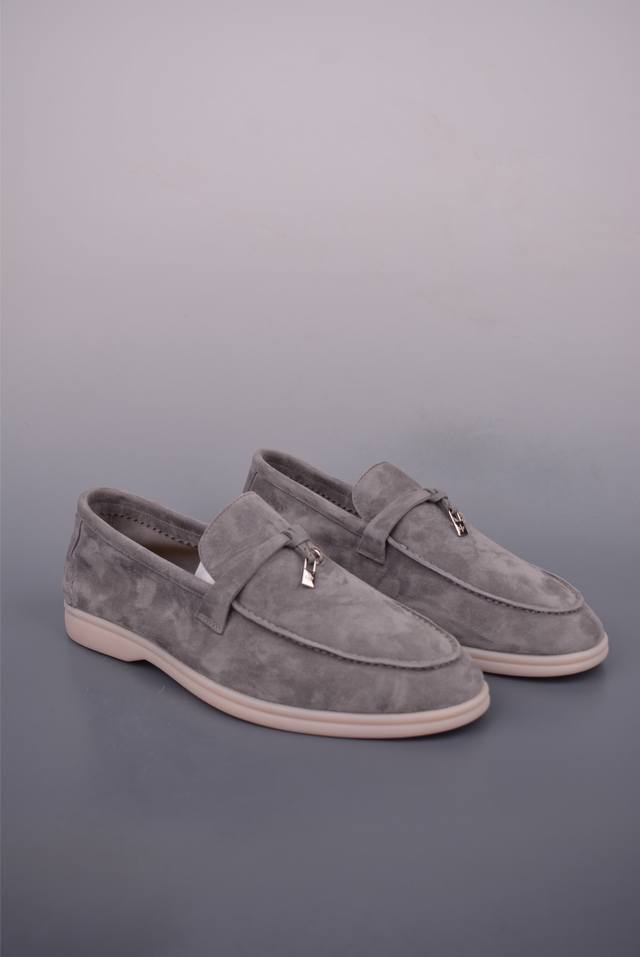 Brunello Cucinelli 小牛皮套脚圆头乐福鞋 世界顶级奢侈品牌 广东纯原出品 羊绒Cashmere顶级 还很容易和其他衣服相互搭配 再也没有比Br
