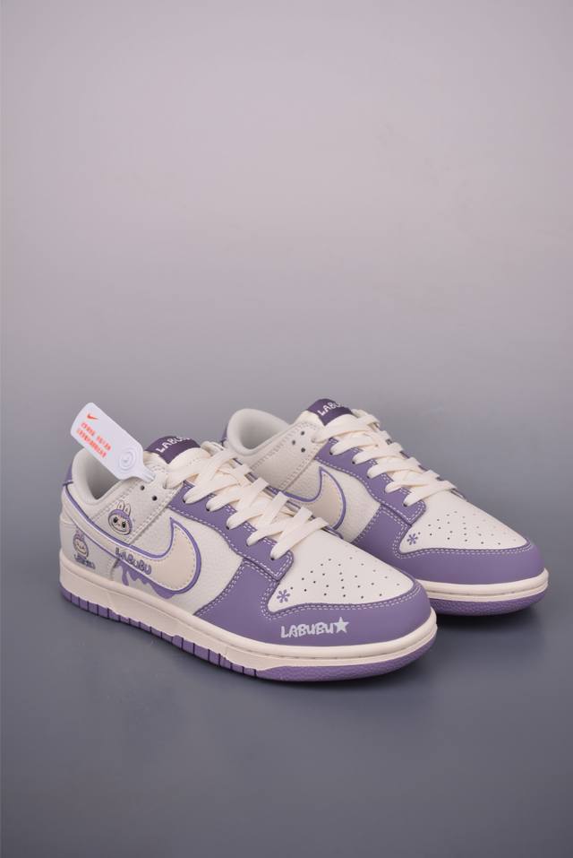 Fragment X Travis Scott X Labubuair Jordan 1 Low 三方联名倒钩 全新的三方联名低帮倒钩鞋面延续了黑脚趾设计，整双