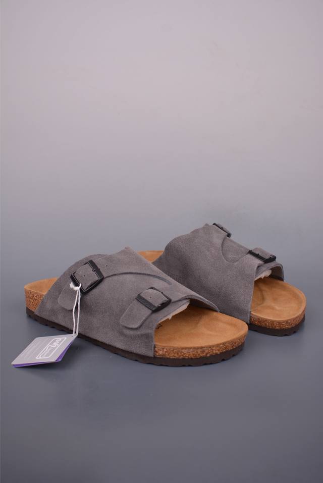 博肯 Birkenstock 拖鞋广东原产 德国百年知名鞋履品牌博肯Birkenstock 勃肯 采用质地柔软牛皮绒面材质中底搭载缓震软木橡胶 其特有的鞋床设计