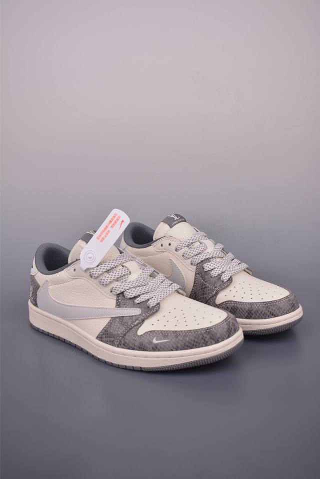 Fragment X Travis Scott X Lvair Jordan 1 Low 三方联名倒钩 全新的三方联名低帮倒钩鞋面延续了黑脚趾设计，整双鞋以全荔