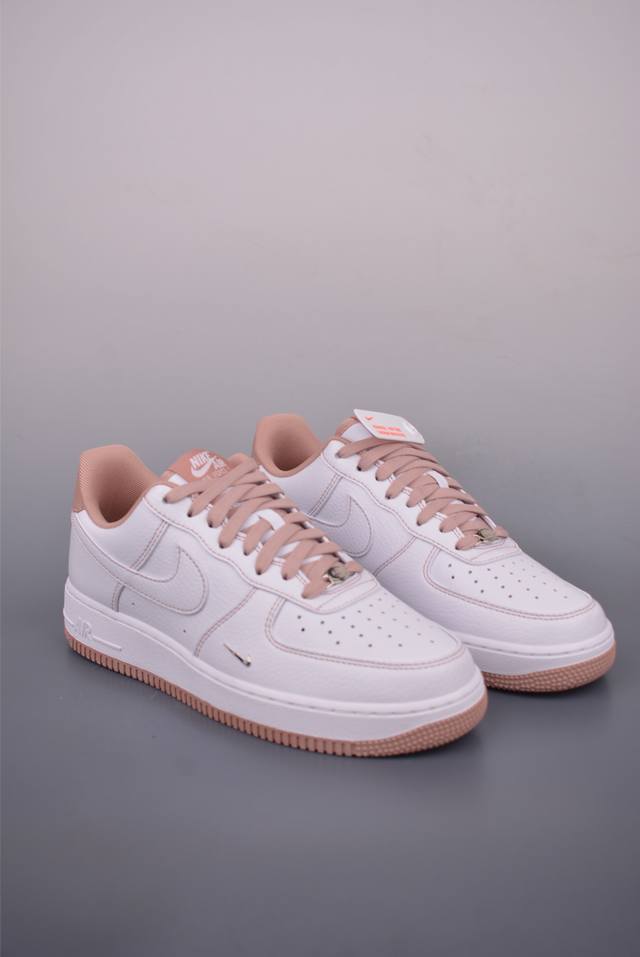 Nike Air Force 1 Low 白粉迷你勾原楦头原纸板 打造纯正空军版型专注外贸渠道 全掌内置蜂窝气垫 原盒配件 原厂中底钢印、拉帮完美 官方货号: