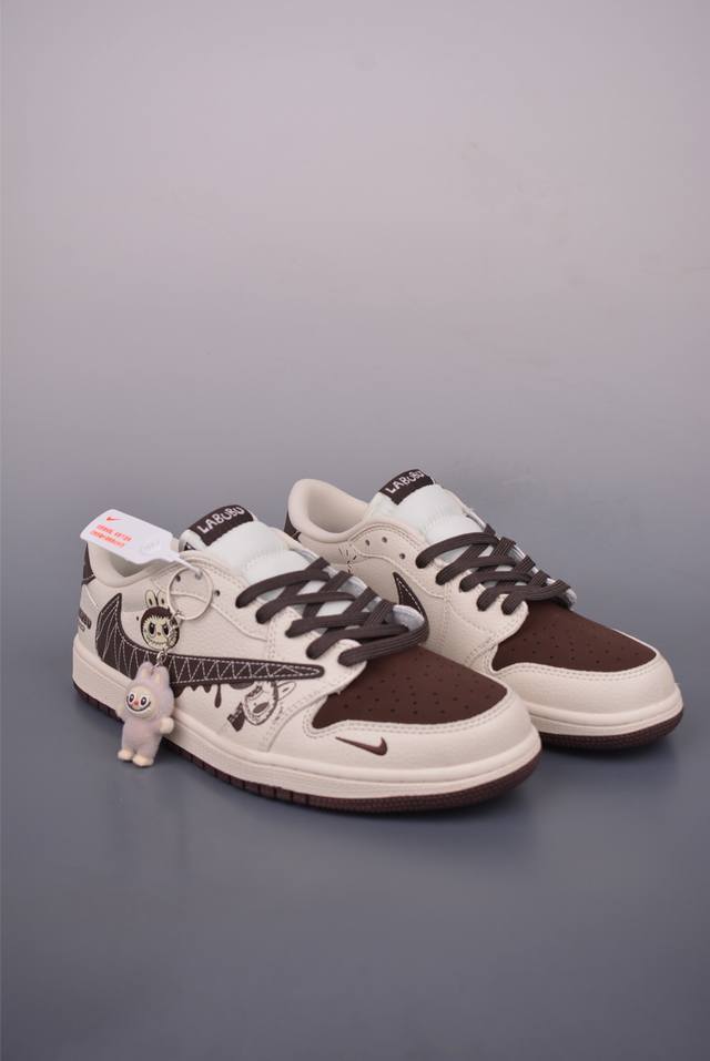 Fragment X Travis Scott X Labubuair Jordan 1 Low 三方联名倒钩 全新的三方联名低帮倒钩鞋面延续了黑脚趾设计，整双