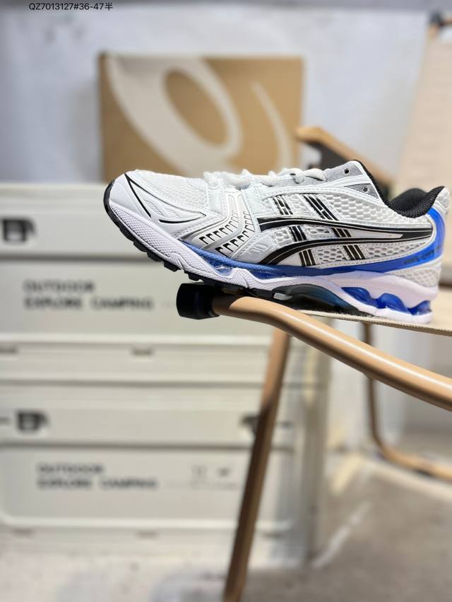 Asics Gel-Kahano 14亚瑟士经典跑鞋 如今机能风和户外风吹得正劲，便是主打“Urban Outdoor机能越野风格”，城市和户外场景都能轻松应对
