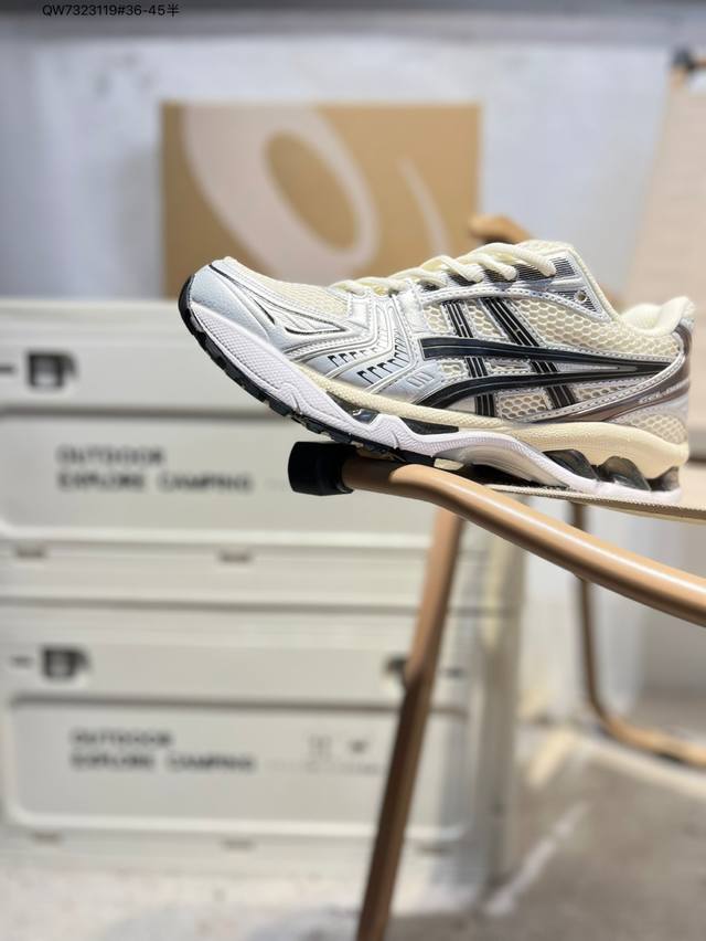 Asics Gel-Kahano 14亚瑟士经典跑鞋 如今机能风和户外风吹得正劲，便是主打“Urban Outdoor机能越野风格”，城市和户外场景都能轻松应对