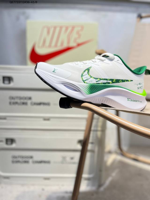 耐克Nike Vomero Plus 反转Swoosh｜跑鞋圈新王！厚底增高运动跑步鞋 时尚老爹鞋 这双Vomero Plus真的太绝了！反转Swoosh设计超