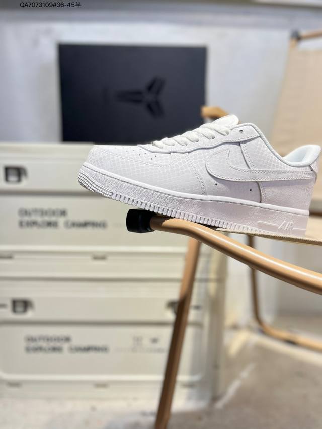 耐克 Nike Air Force 1 '07空军一号 百搭休闲运动板鞋。柔软、弹性十足的缓震性能和出色的中底设计，横跨复古与现代的外型结合，造就出风靡全球三十
