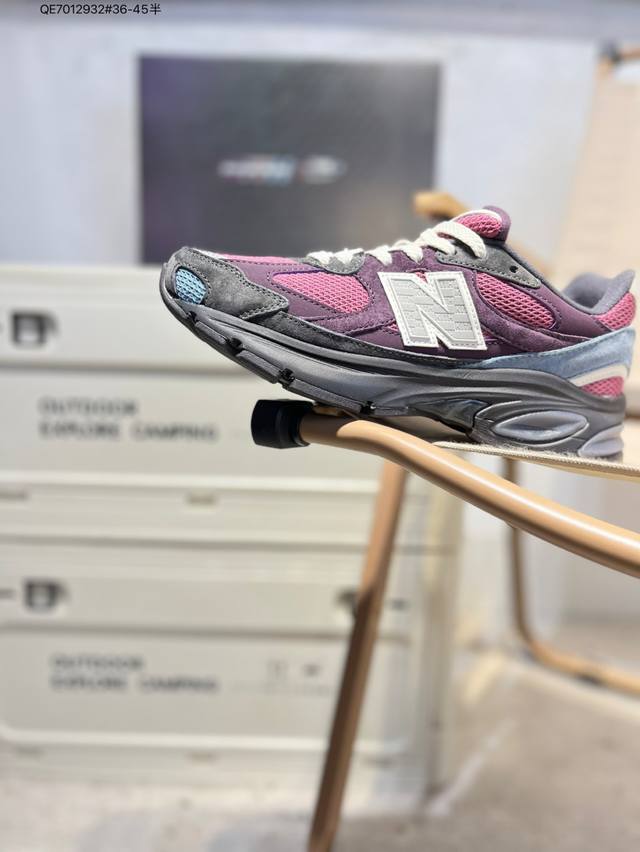 New Balance 2010系列复古老爹风休闲鞋#采用轻质牛剖革拼接透气网眼衬垫织物鞋面材质 T-Beam大底提供足步弓支撑，保持步态稳定 后跟搭载外露缓震