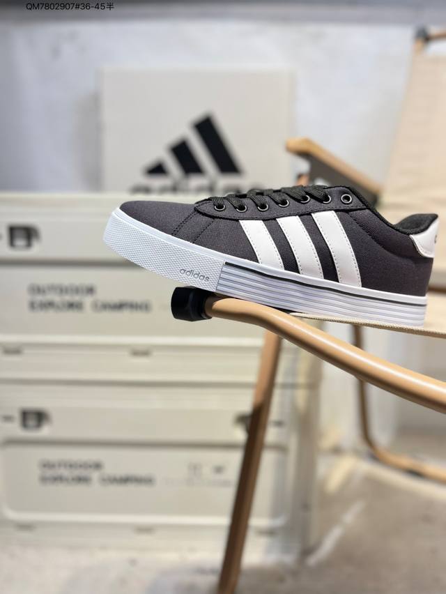 Adidas 阿迪达斯 轻运动Daily 4.0男女复古百搭休闲板鞋经典舒适 防滑耐磨 低帮 板鞋鞋面皮革材质，深蓝色三道杠，美拉德氛围感，橡胶鞋底，耐磨，百搭