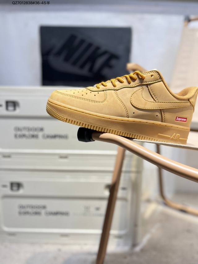 耐克 Nike Air Force 1 '07空军一号 百搭休闲运动板鞋。柔软、弹性十足的缓震性能和出色的中底设计，横跨复古与现代的外型结合，造就出风靡全球三十