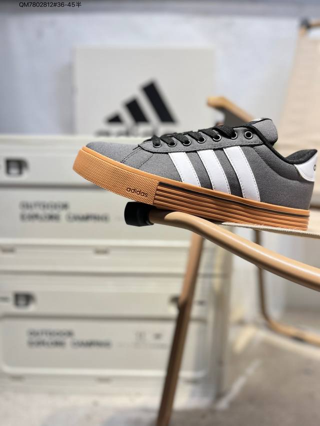 Adidas 阿迪达斯 轻运动Daily 4.0男女复古百搭休闲板鞋经典舒适 防滑耐磨 低帮 板鞋鞋面皮革材质，深蓝色三道杠，美拉德氛围感，橡胶鞋底，耐磨，百搭