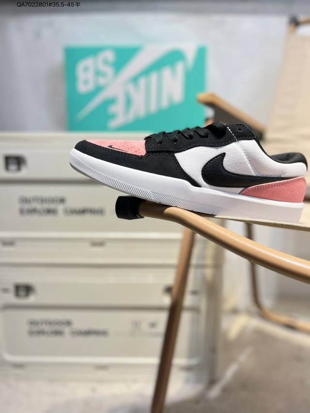 耐克Nike Sb Force 58 运动滑板鞋。这是一款将前沿创新带入街头的单品，它具有硫化杯底，具有出色的耐用性和灵活性。使用柔软皮革和帆布拼接，在饰面上放