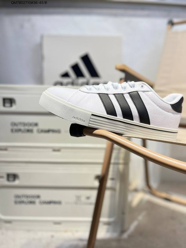 Adidas 阿迪达斯 轻运动Daily 4.0男女复古百搭休闲板鞋经典舒适 防滑耐磨 低帮 板鞋鞋面皮革材质，深蓝色三道杠，美拉德氛围感，橡胶鞋底，耐磨，百搭