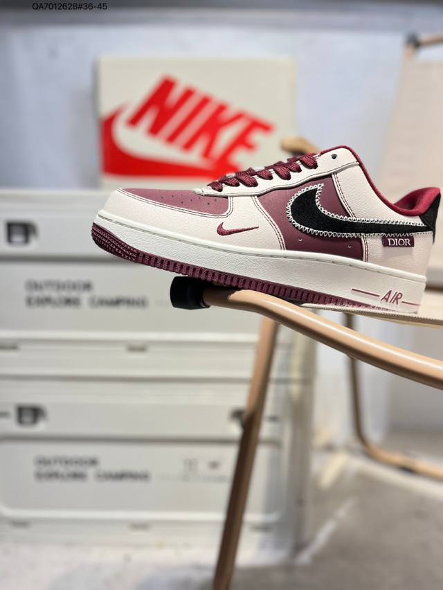 迪奥 X 耐克 Nike Air Force 1 '07空军一号 百搭休闲运动板鞋。柔软、弹性十足的缓震性能和出色的中底设计，横跨复古与现代的外型结合，造就出风