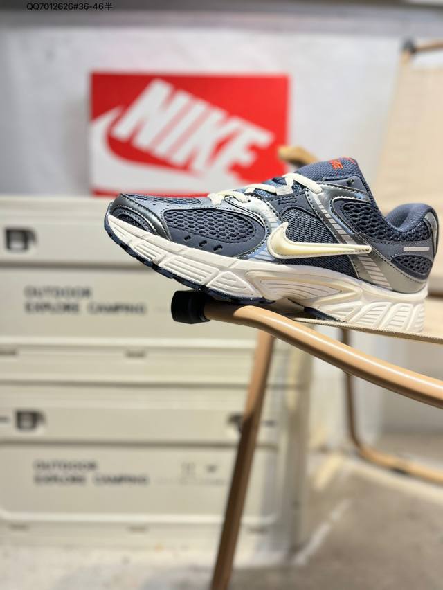 Nike V5 Rnr 舒适百搭防滑耐磨 低帮跑步鞋 舒适有型适合日常穿着该鞋款延续千禧年经典设计搭载泡绵中底厚实而轻盈匠心细节巧搭立体耐克勾标志焕新演绎复古跑