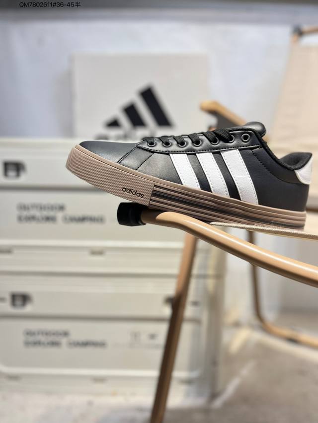 Adidas 阿迪达斯 轻运动Daily 4.0男女复古百搭休闲板鞋经典舒适 防滑耐磨 低帮 板鞋鞋面皮革材质，深蓝色三道杠，美拉德氛围感，橡胶鞋底，耐磨，百搭