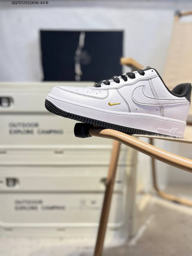 耐克 Nike Air Force 1 '07空军一号 百搭休闲运动板鞋。柔软、弹性十足的缓震性能和出色的中底设计，横跨复古与现代的外型结合，造就出风靡全球三十
