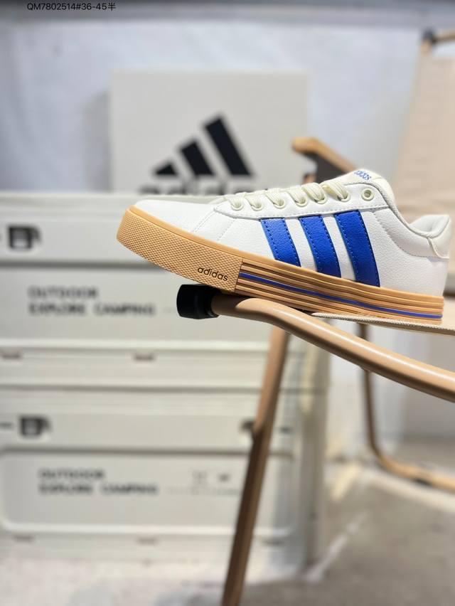 Adidas 阿迪达斯 轻运动Daily 4.0男女复古百搭休闲板鞋经典舒适 防滑耐磨 低帮 板鞋鞋面皮革材质，深蓝色三道杠，美拉德氛围感，橡胶鞋底，耐磨，百搭