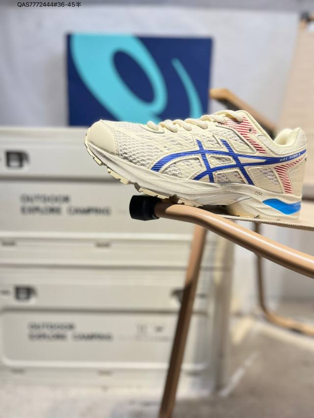Asics Gel-Flux 4亚瑟士经典跑鞋 如今机能风和户外风吹得正劲，便是主打“Urban Outdoor机能越野风格”，城市和户外场景都能轻松应对。关键