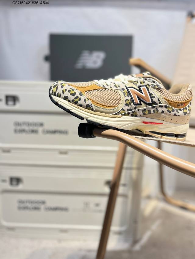 New Balance 2R 复古单品Newbalance 2R经典的配色，沿袭了面世之初的经典科技，以Encap中底配以升级版N-Ergy缓震物料。鞋面则采用