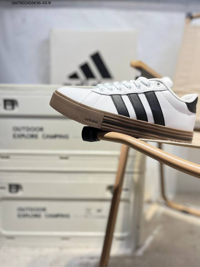 Adidas 阿迪达斯 轻运动Daily 4.0男女复古百搭休闲板鞋经典舒适 防滑耐磨 低帮 板鞋鞋面皮革材质，深蓝色三道杠，美拉德氛围感，橡胶鞋底，耐磨，百搭