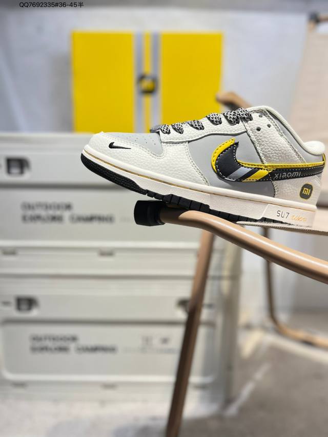 小米 X 耐克Nike Dunk Low 板鞋Sb系列经典百搭休闲运动板鞋加厚鞋舌的填充，使舒适性大大提升，同时也更方便穿脱中底部分则加入了脚感柔软舒适Zoom