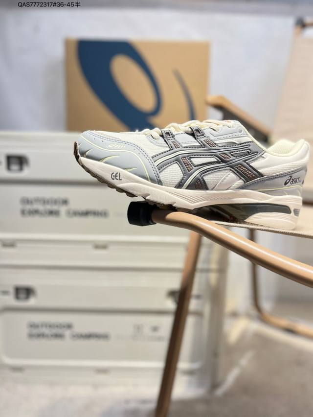 Asics Gel-1090亚瑟士经典跑鞋 如今机能风和户外风吹得正劲，便是主打“Urban Outdoor机能越野风格”，城市和户外场景都能轻松应对。关键是跑