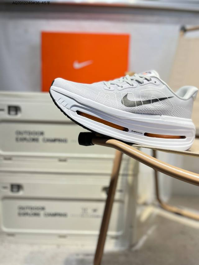 Nike Vomero Premium 耐克 舒适减震防滑 低帮跑步鞋全掌Reactx泡绵中底 前掌和后跟还配备了Air Zoom气垫单元 据说跑起来更快更舒适