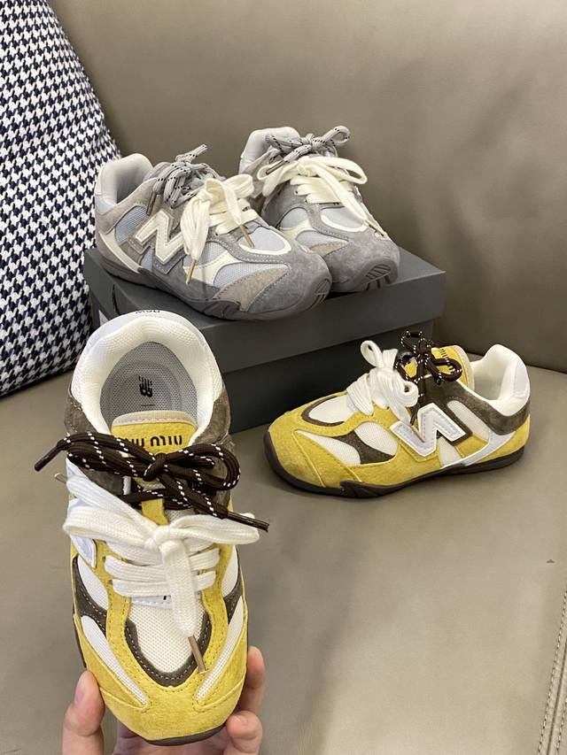 原图直出 Nb 530Miumiu同款运动鞋双鞋带+魔术贴设计方便穿脱鞋面采用优质材质，透气性极佳鞋底防滑耐磨让宝贝无论在何种地形都能稳固步伐，行走自如