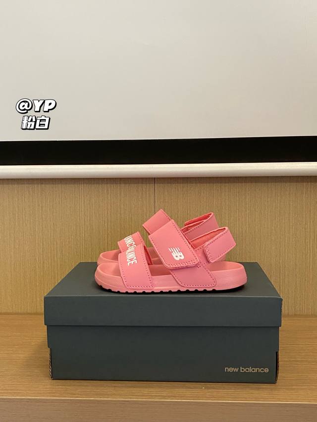 活动价 Size:22-35心心念念的速干凉鞋来咯Nb 露趾魔术贴沙滩凉鞋，穿着轻盈0负担内里亲肤材质，柔软舒适，不易磨脚配色更新增加潮流时尚的金属炫彩分，简约