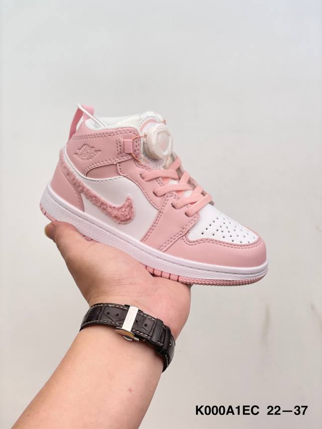 乔丹童鞋高帮Aj-Babyair Jordan 1 High Black Toe Aj1 Baby 每一个细节都经得起挑选！这个成人款市面上已经流通，儿童款为海