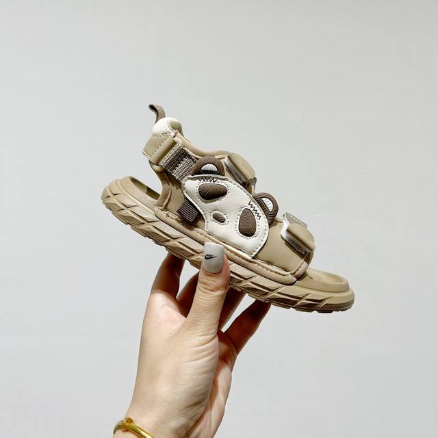 特价 耐克 Nike小熊猫软底儿童沙滩凉鞋Size:26-37码踩着快乐的小熊猫，Nike童鞋带你探索夏日海滩这款凉鞋不仅舒适，选用优质材料制成，即使在炽热的阳