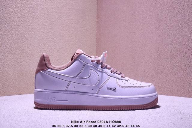 耐克Nike Air Force 7空军一号低帮百搭休闲运动板鞋。柔软、弹性十足的缓震性能和出色的中底设计，横跨复古与现代的外型结合，造就出风靡全球三十多年的F