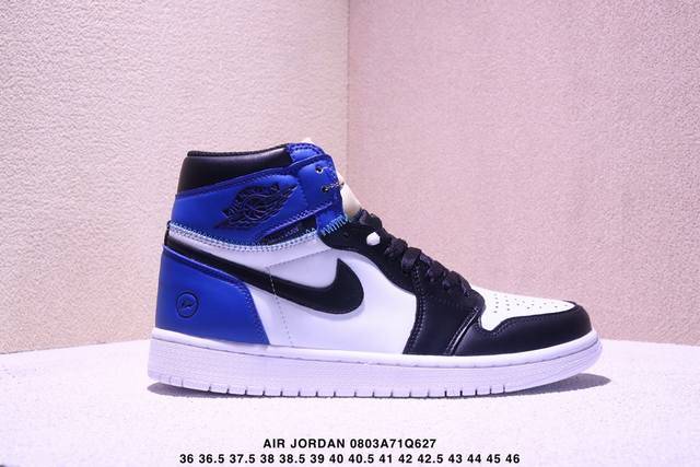 乔丹一代 Air Jordan 1 乔1 高帮Aj1系列 运动鞋复古休闲篮球鞋 提高了与足部的贴合度，给人不一样的穿着体验。鞋底的平稳支撑，让你在运动中随意冲刺