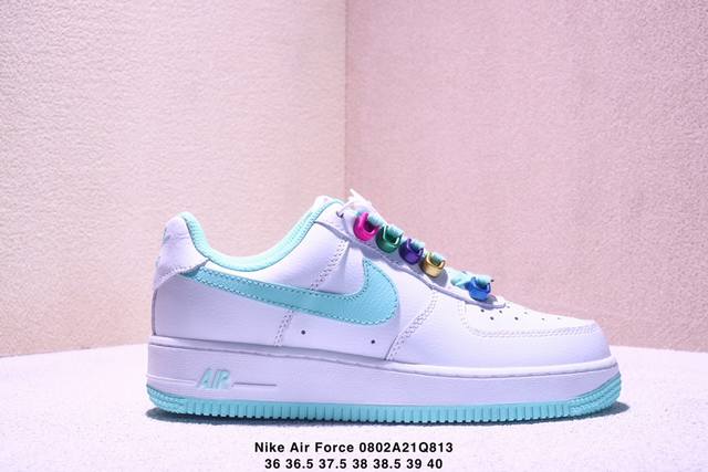 耐克 Nike Air Force 1 ’07 空军一号低帮百搭休闲运动板鞋。柔软、弹性十足的缓震性能和出色的中底设计，横跨复古与现代的外型结合，造就出风靡全球
