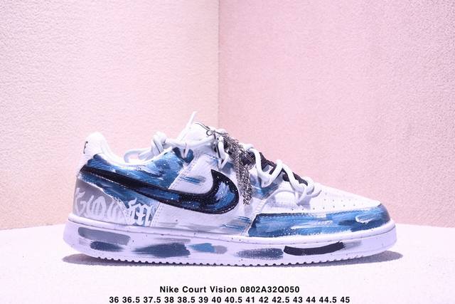 公司级Nike Court Vision 1 Low“幻影十字架” 手绘涂鸦定制板鞋 幻影十字架常作为一种印花图案出现，具有独特的视觉效果。将幻影十字架与梵文、