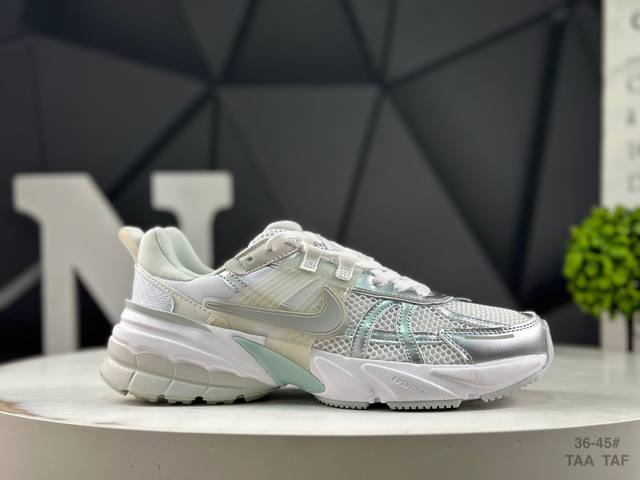 耐克 Nike V2K Run跑步鞋复古风潮 网面透气运动鞋 灰银紧致的鞋面材质提供良好的包裹性鞋侧 Swoosh以及鞋头部分搭配增添不少亮点的镀铬细节鞋垫上印