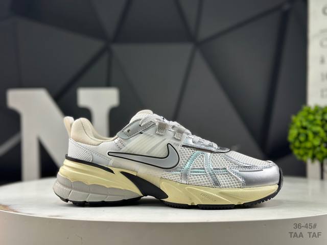 耐克 Nike V2K Run跑步鞋复古风潮 网面透气运动鞋 灰银紧致的鞋面材质提供良好的包裹性鞋侧 Swoosh以及鞋头部分搭配增添不少亮点的镀铬细节鞋垫上印