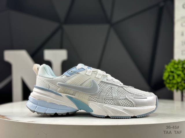 耐克 Nike V2K Run跑步鞋复古风潮 网面透气运动鞋 灰银紧致的鞋面材质提供良好的包裹性鞋侧 Swoosh以及鞋头部分搭配增添不少亮点的镀铬细节鞋垫上印