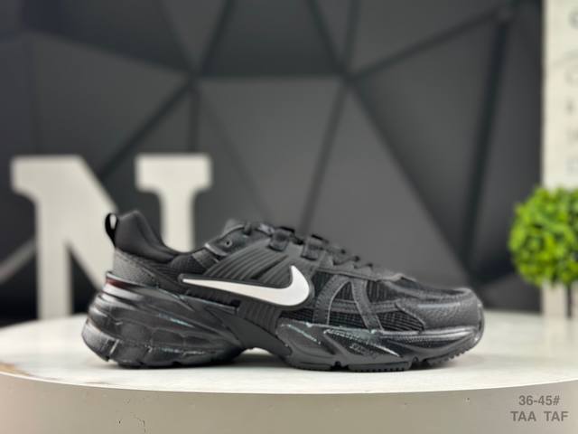 耐克 Nike V2K Run跑步鞋复古风潮 网面透气运动鞋 灰银紧致的鞋面材质提供良好的包裹性鞋侧 Swoosh以及鞋头部分搭配增添不少亮点的镀铬细节鞋垫上印