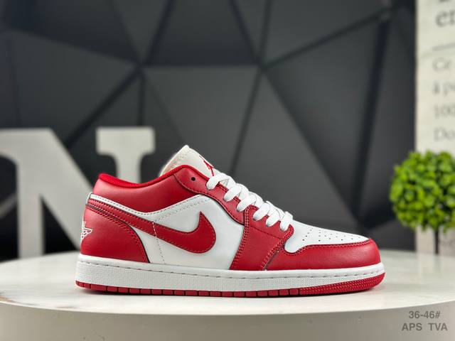 耐克 Air Jordan 1 Low 低帮 蓝柠檬 Aj1 乔丹1代 Aj1 乔1 低邦 蓝黄拼接 乔丹篮球鞋系列 鞋身采用蓝色皮革勾勒轮廓，明黄色注入后跟收