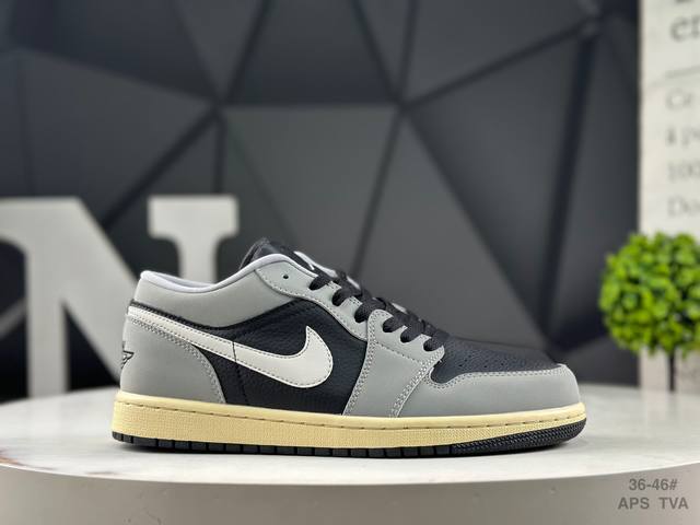 耐克 Air Jordan 1 Low 低帮 蓝柠檬 Aj1 乔丹1代 Aj1 乔1 低邦 蓝黄拼接 乔丹篮球鞋系列 鞋身采用蓝色皮革勾勒轮廓，明黄色注入后跟收