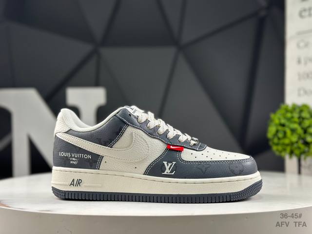 耐克 Nike Air Force 1“07空军一号低帮百搭休闲运动板鞋。柔软、弹性十足的缓震性能和出色的中底设计，横跨复古与现代的外型结合，造就出风靡全球三十