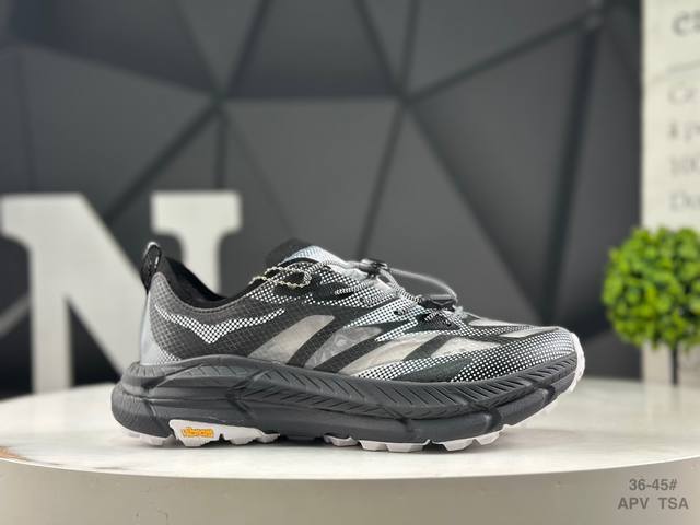 Hoka One One与Satisfy再度联手，推出了全新联名鞋款Hoka X Satisfy Mafate Speed 4 Lite Stsfy。球鞋继承了