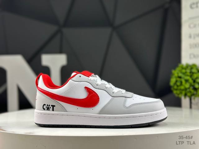 耐克 Nike 运动鞋 Court Borough Low 小空军低帮板鞋。1.其皮革材质的鞋面结合网眼鞋舌，在出众外观与质感的同时提供稳固支撑，并且提升透气性
