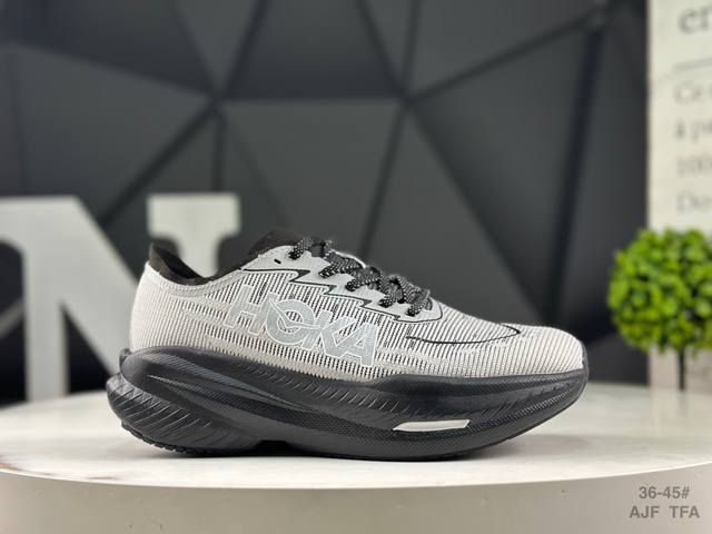Hoka One One Mach X 2 全新配色 低帮轻量户外越野休闲运动慢跑鞋这个品牌来自于新西兰的毛利语，Hoka表示大地，One One表示飞越，连起