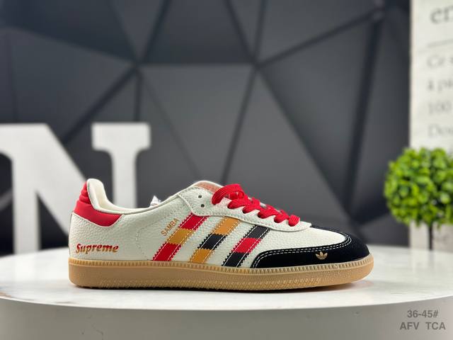 阿迪达斯 Adidas Samba Og 经典鞋款 Adidas 近70年的经典Samba Og 修长的鞋楦,略微尖尖的鞋头,翻毛皮的鞋头拼接,这些我们都看得到