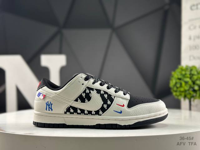 耐克Nike Sb Dunk Low 扣篮系列复古低帮休闲运动滑板板鞋。采用脚感柔软舒适Zoomair气垫，有效吸收滑板等极限运动在落地时带来的冲击力，为街头运