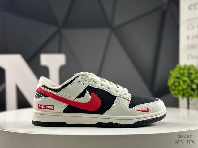 耐克Nike Sb Dunk Low 扣篮系列复古低帮休闲运动滑板板鞋。采用脚感柔软舒适Zoomair气垫，有效吸收滑板等极限运动在落地时带来的冲击力，为街头运