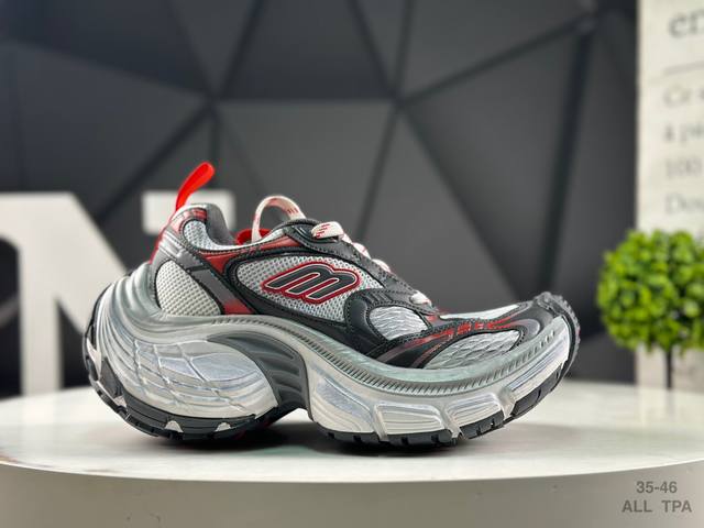 巴黎世家 Balenciaga Cargo Sneaker 10Xl 巴黎世家 10Xl 低帮 秋季大秀拉开帷幕，又一双更为夸张的鞋运动鞋正式亮相，真真是将廓形