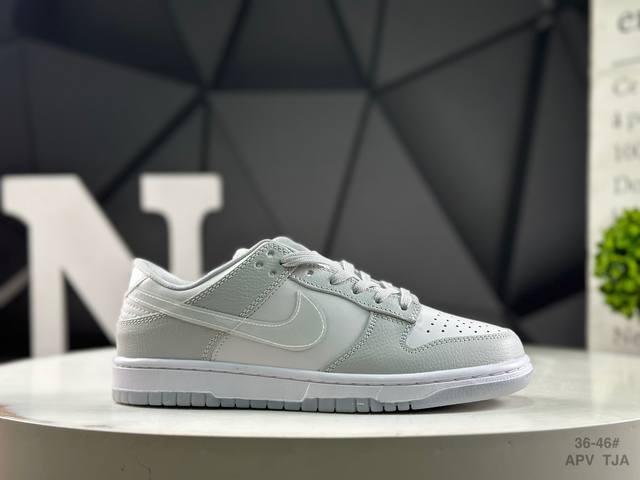 耐克 Nike Dunk Low 扣篮系列复古低帮休闲运动滑板板鞋。采用脚感柔软舒适Zoomair气垫，有效吸收滑板等极限运动在落地时带来的冲击力，为街头运动者